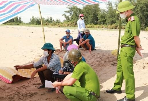 Ngành chức năng có mặt tại nơi phát hiện thi thể nạn nhân để điều tra nguyên nhân cái chết. Ảnh H.N Báo Hà Tĩnh