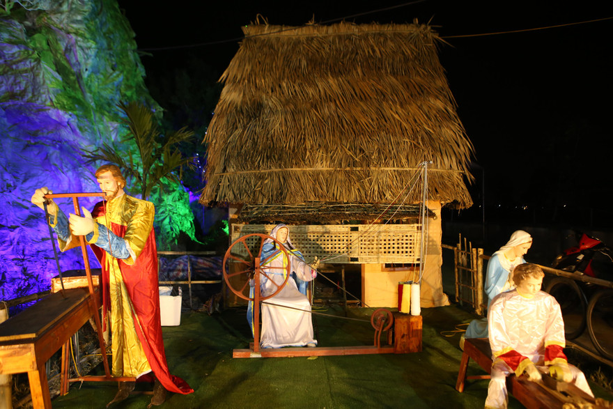 Đức Mẹ dệt vải, Thánh Giuse xẻ gỗ bên hang đá độc đáo nhất Hà Tĩnh 