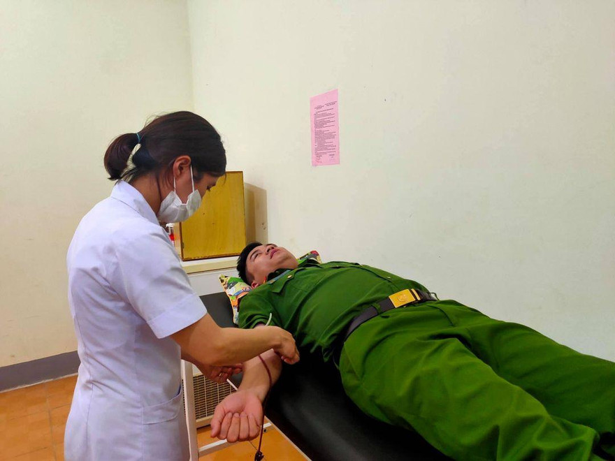 Trung úy công an hiến máu cứu sản phụ trong đêm