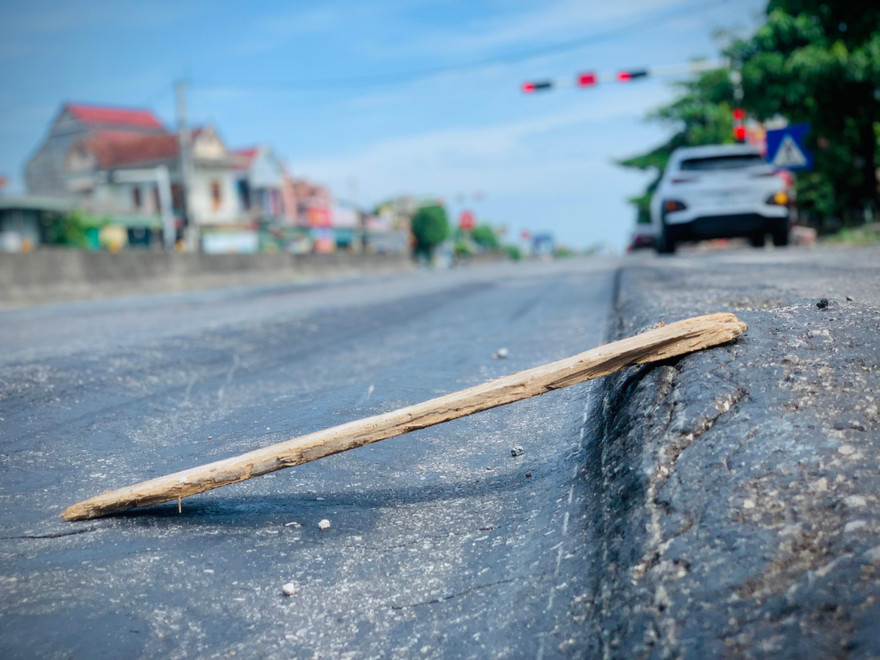 Nham nhở, sụt lún trên đường BOT hơn 2.400 tỷ đồng