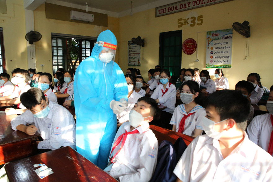 Gần 27.000 học sinh dừng đến trường sau nhiều ca mắc COVID-19 cộng đồng