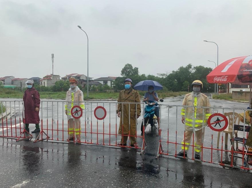 Hà Tĩnh phong tỏa 500 hộ dân liên quan đến hai ca mắc COVID-19