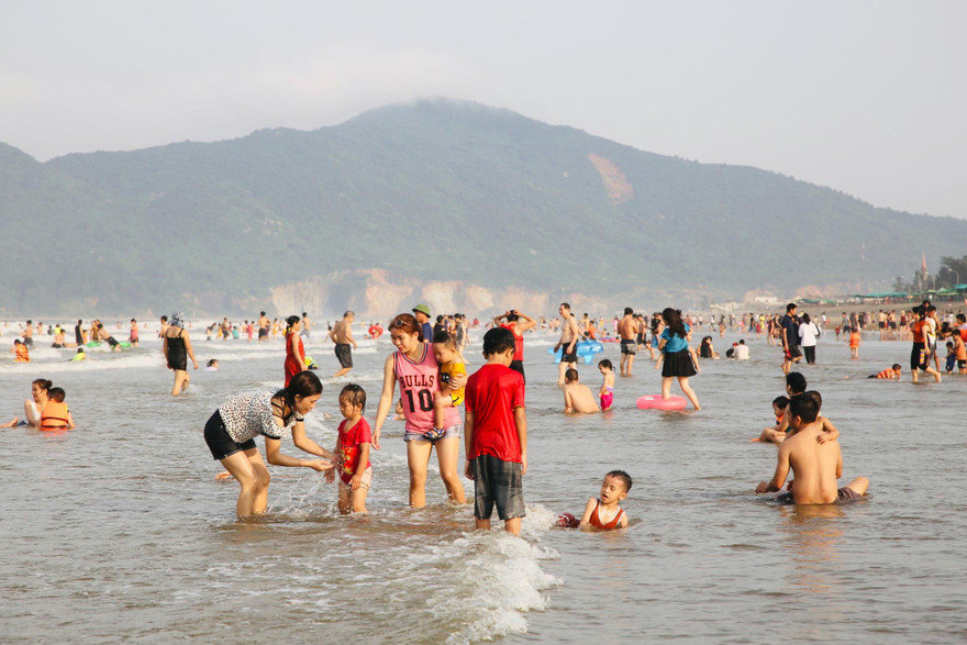 Hà Tĩnh tạm dừng tất cả lễ hội để phòng dịch. (ảnh người dân tắm biển tại Hà Tĩnh đợt nghỉ lễ 10/3)