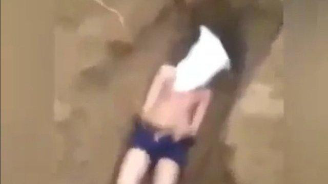 Kinh hoàng clip nam thanh niên bị nhóm người tra tấn, vùi đất chôn sống