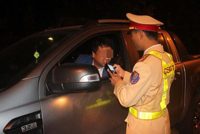 Vi phạm nồng độ cồn 'kịch khung', nam tài xế bị phạt 35 triệu đồng