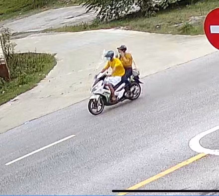 Đôi nam nữ phóng xe vượt chốt kiểm dịch bị phạt 10 triệu đồng 
