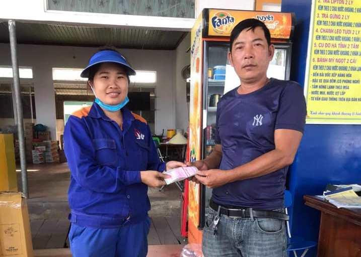 Nữ nhân viên cây xăng nhặt được hơn 20 triệu trả lại tài xế đánh rơi