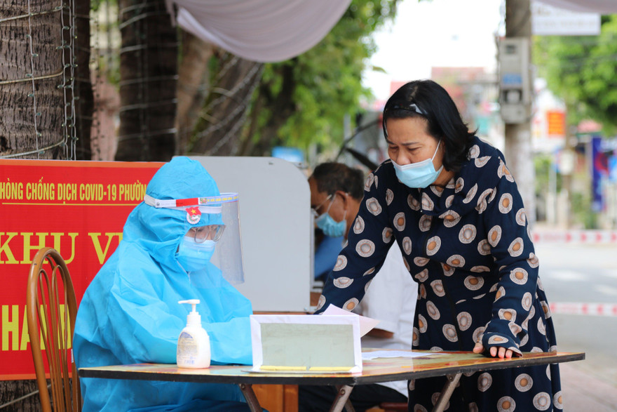 Lấy mẫu xét nghiệm SAR-CoV-2 các hộ gia đình trên toàn thành phố Hà Tĩnh