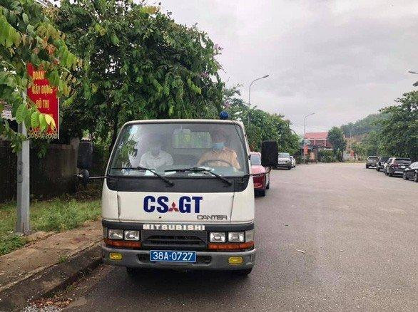 CSGT lái xe chuyên dụng chạy 15km chở thí sinh về nhà để lấy giấy tờ thi