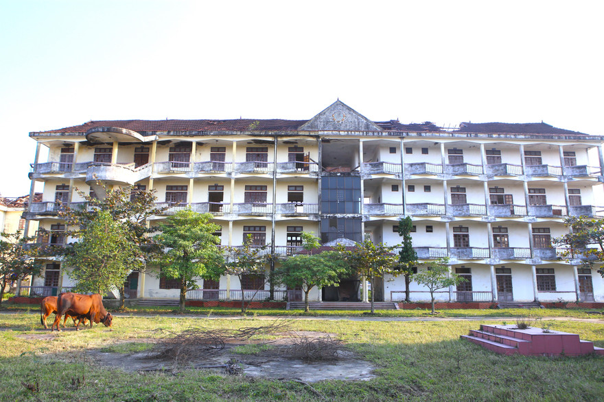 Trường trung cấp tiền 'chục tỷ' bỏ hoang, thành nơi chăn thả bò