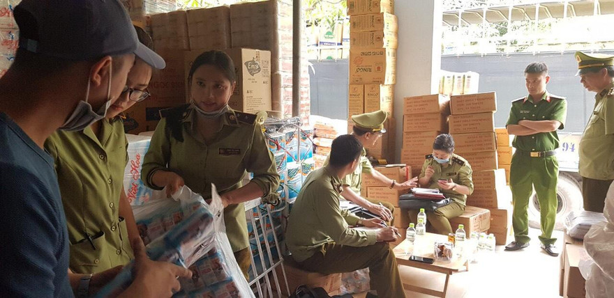 Lực lượng chức năng làm việc với cơ sở kinh doanh băng vệ sinh giả mạo nhãn hiệu.