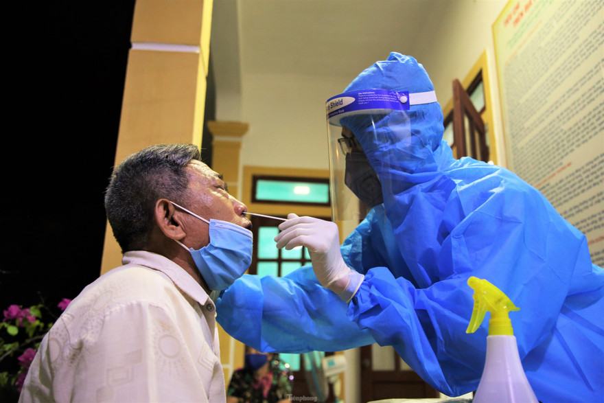 Thành phố Hà Tĩnh xuyên đêm lấy hàng ngàn mẫu xét nghiệm COVID-19