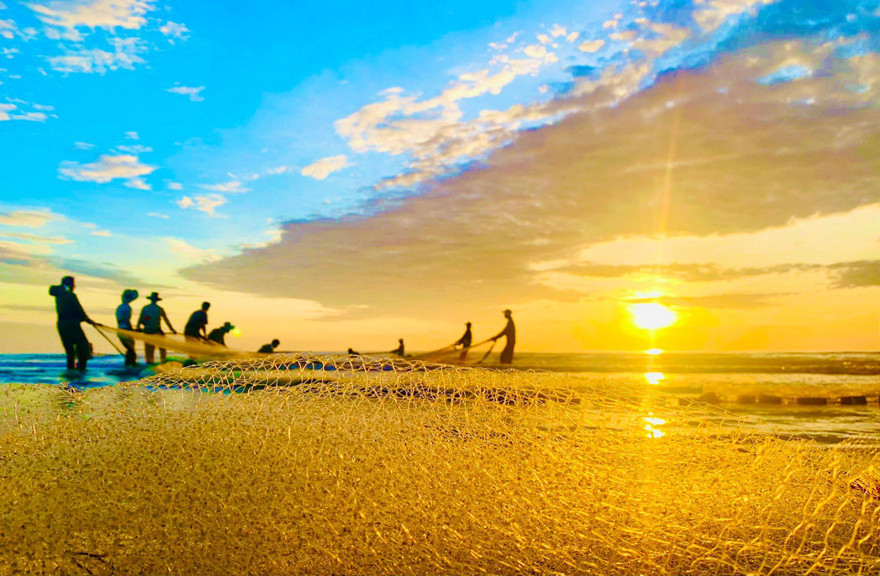 Đẹp hút hồn cảnh kéo lưới lúc bình minh trên biển