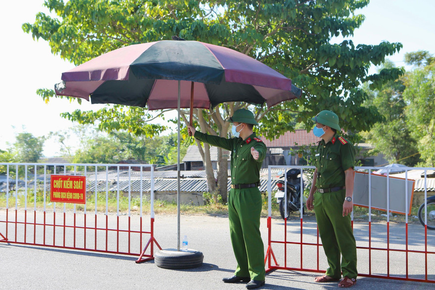 Cố tình 'thông chốt' kiểm dịch, hai thanh niên bị phạt 15 triệu đồng