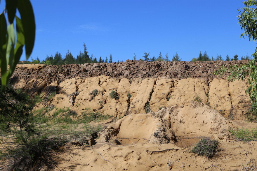 Sống thấp thỏm bên bờ bao chứa chất thải mỏ sắt Thạch Khê bị sạt lở