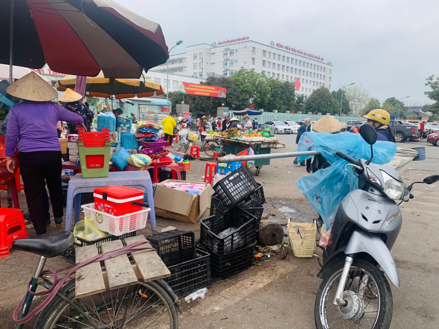 Nhếch nhác trước cổng bệnh viện: Đề xuất xây dựng chợ tạm?