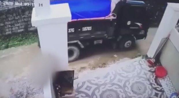 Bố lùi xe đè trúng khiến con trai 2 tuổi tử vong