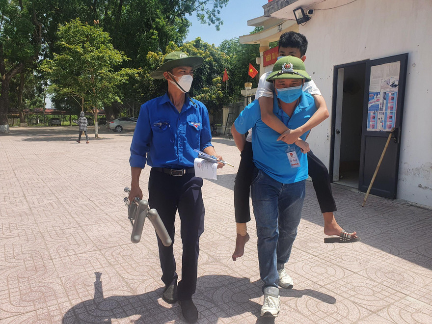 Xúc động áo xanh tình nguyện cõng thí sinh vào phòng thi
