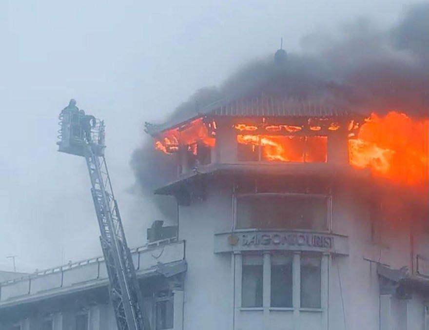 Ngọn lửa bốc cháy ngùn ngụt.