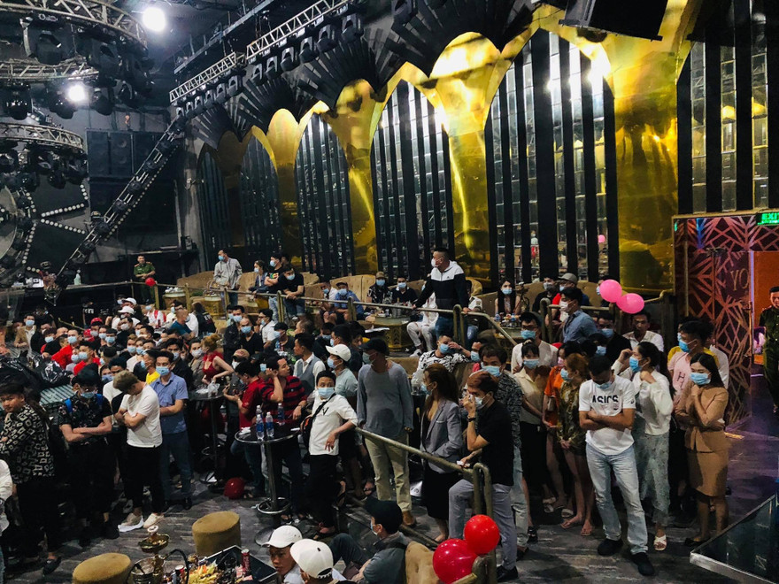 Hơn 100 thanh niên nam nữ phê ma túy trong quán bar.