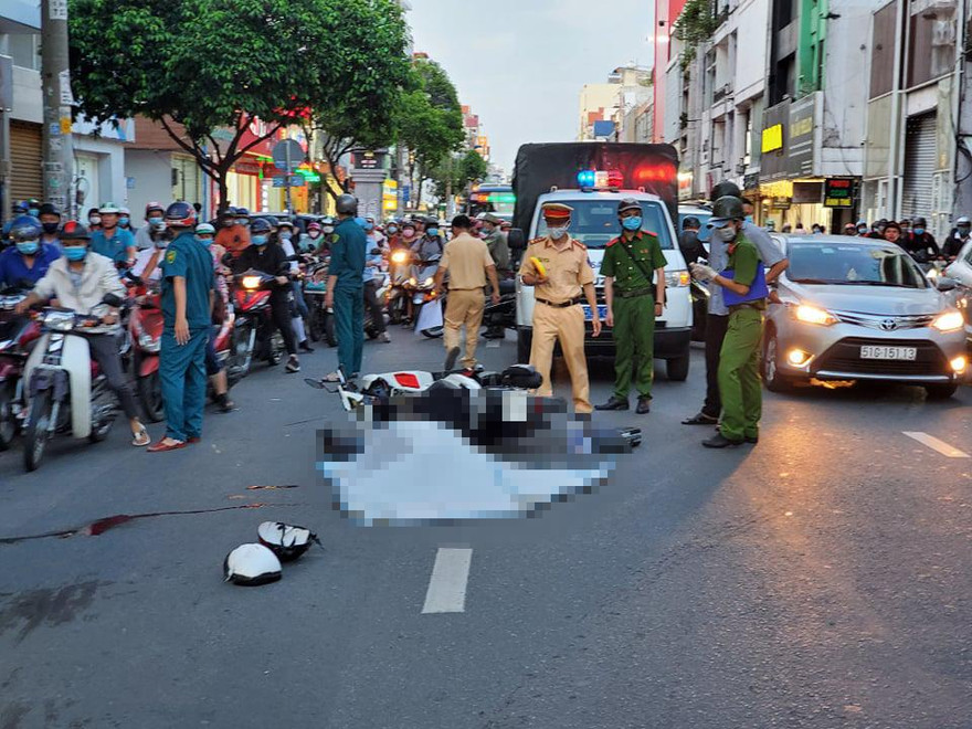 Lực lượng chức năng khám nghiệm hiện trường.