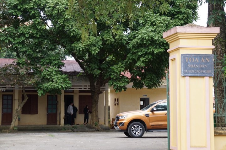 Trụ sở TAND huyện Cao Phong sáng 2/12.