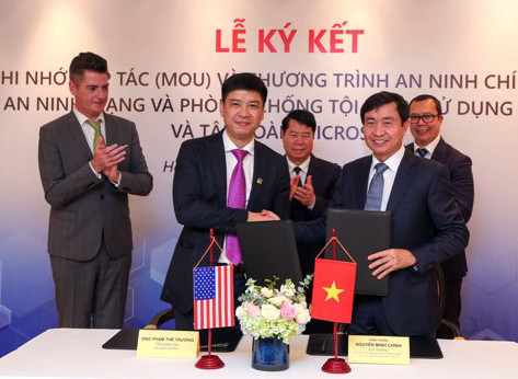 Thiếu tướng Nguyễn Minh Chính ký kết hợp tác với Microsoft.