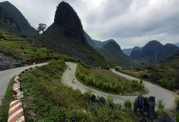 Choáng ngợp cung đường Hạnh Phúc giữa núi non hùng vĩ ở Mã Pì Lèng