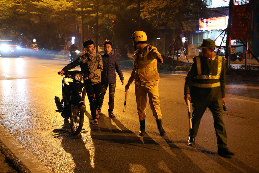 Lợi dụng cổ vũ vi phạm, nhiều thanh niên bị cảnh sát Hà Nội xử lý