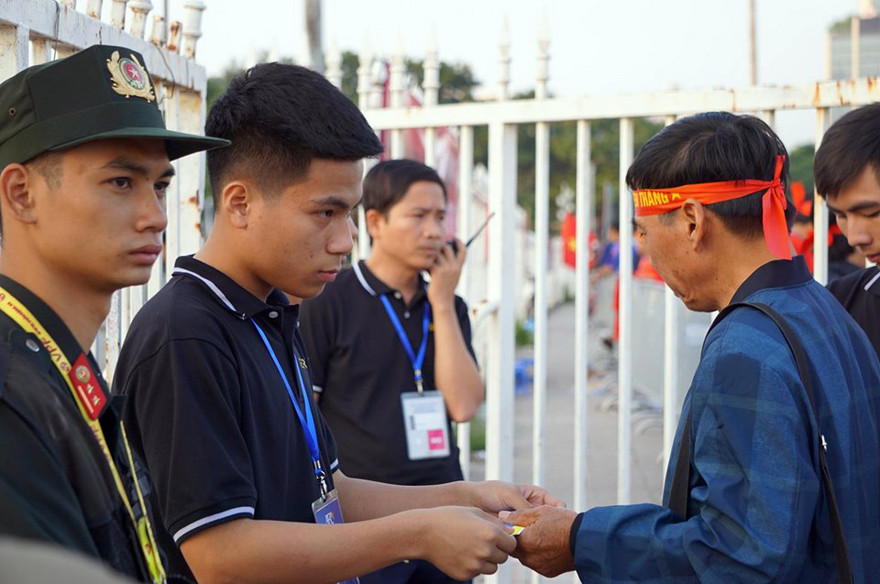 Cảnh sát soi an ninh, kiểm soát nhiều vòng tại sân Mỹ Đình