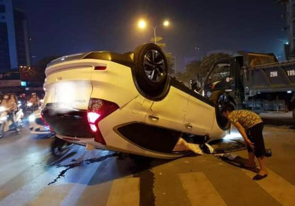 'Xế hộp' lật nhào, pháo sáng quá khích trong 'bão đêm' Hà Nội