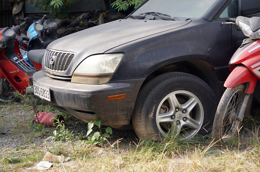 Porsche, Lexus... tiền tỷ phủ bụi, 'bỏ xó' trong bãi giữ xe ở Hà Nội