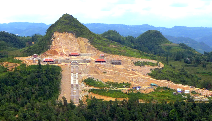 Công trình đang thi công dự án du lịch sinh thái văn hóa, tâm linh vào tháng 8/2019. Ảnh: Thạch Nguyễn.