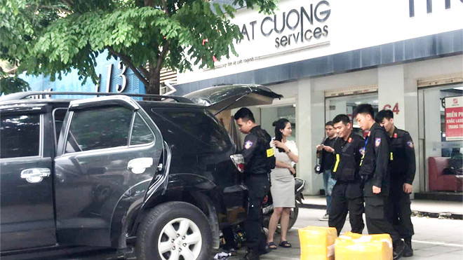 Nhiều thùng hàng được mang ra khỏi Trung tâm bảo hành của Nhật Cường hôm 9/5. Ảnh: VnExpress