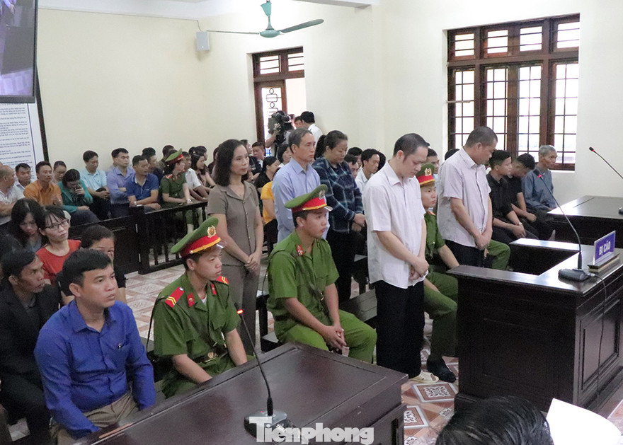 Các bị cáo và người liên quan tại tòa sáng 14/10. 