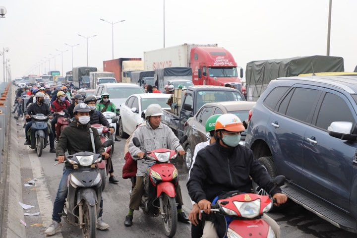 Ùn tắc kéo dài sau va chạm liên hoàn trên cầu Thanh Trì.
