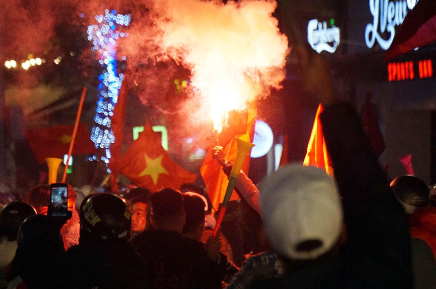 CĐV đốt pháo trên phố tối 10/12 trên địa bàn quận Hoàn Kiếm.