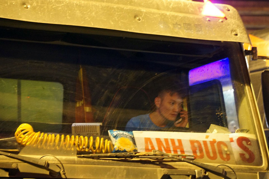 Bị CSGT dừng, tài xế xe 'hổ vồ' gọi điện cầu cứu... người thân