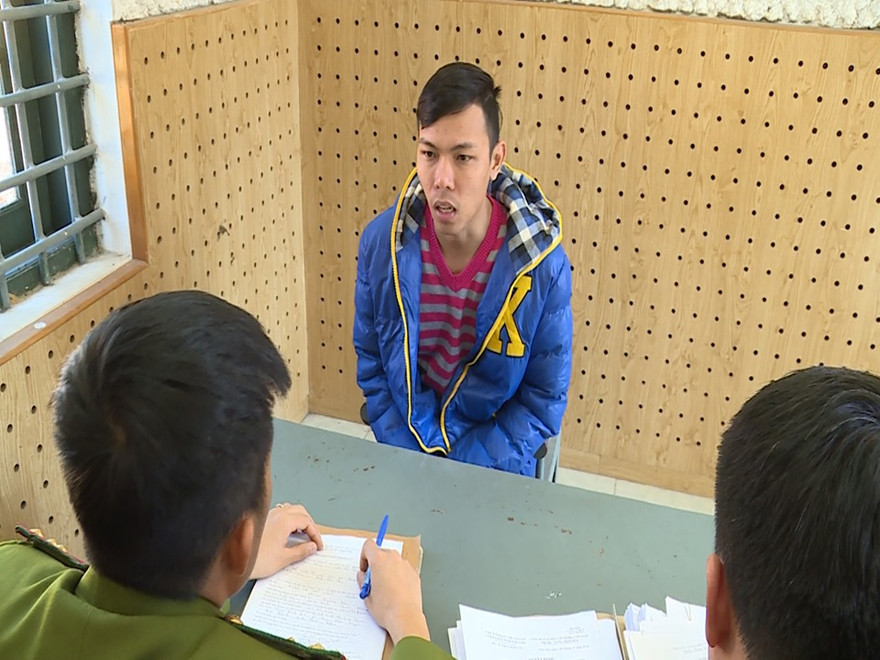 Đoàn Lê Trí Viễn, nhân viên ngân hàng B bán thông tin doanh nghiệp cho nhóm lừa đảo bị tại cơ quan công an. Ảnh: Công an tỉnh Phú Thọ cung cấp.