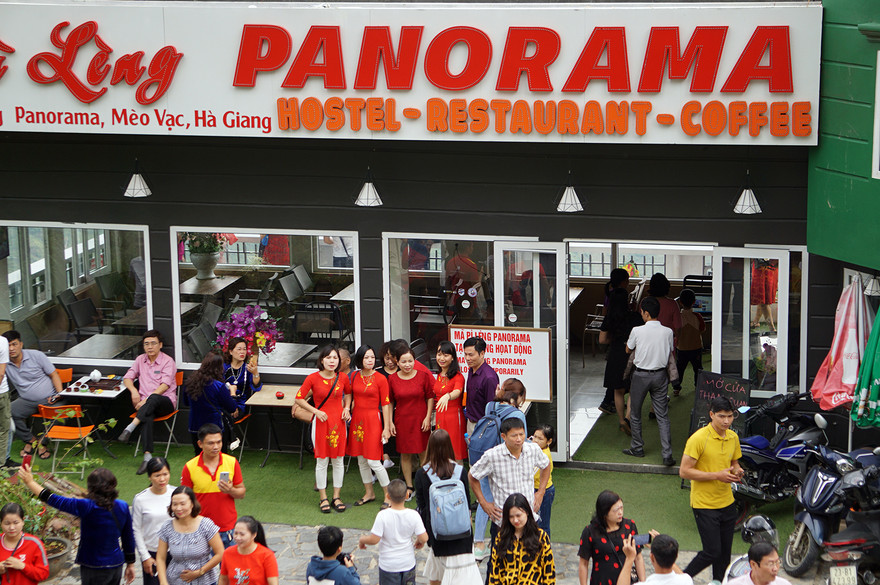 Hàng ngàn du khách 'check in' ở Panorama Mã Pì Lèng giữa lúc đình chỉ hoạt động