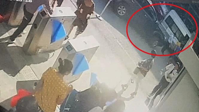 Thời điểm phát hiện bé Long trong ô tô chiều 6/8/2019.