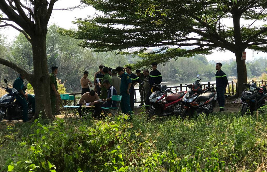 Lực lượng chức năng điều tra vụ việc.