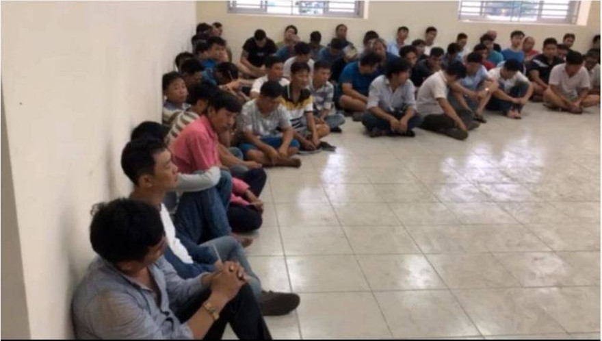 Hàng chục con bạc bị tạm giữ.