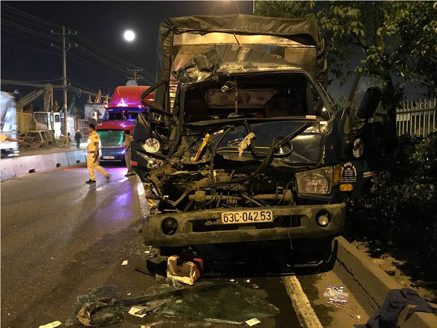 Phần đầu xe tải biến dạng sau tai nạn.