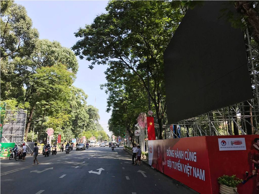 Hạn chế phương tiện lưu thông qua đường Lê Duẩn bể phục vụ người dân xem bóng đá.