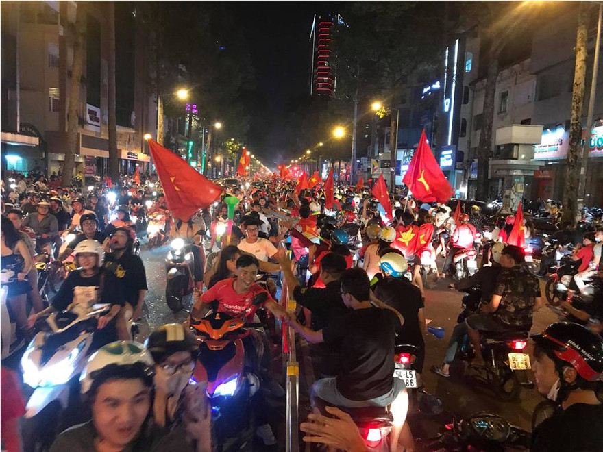 Người hâm mộ đổ xuống đường sau trận chung kết AFF Cup.