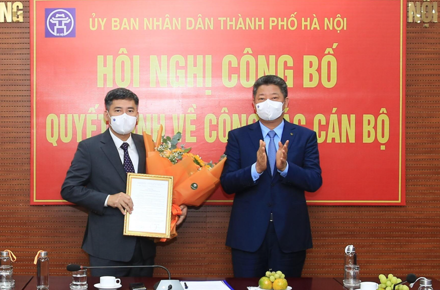 Ông Lê Quang Long nhận quyết định bổ nhiệm. Ảnh KTĐT