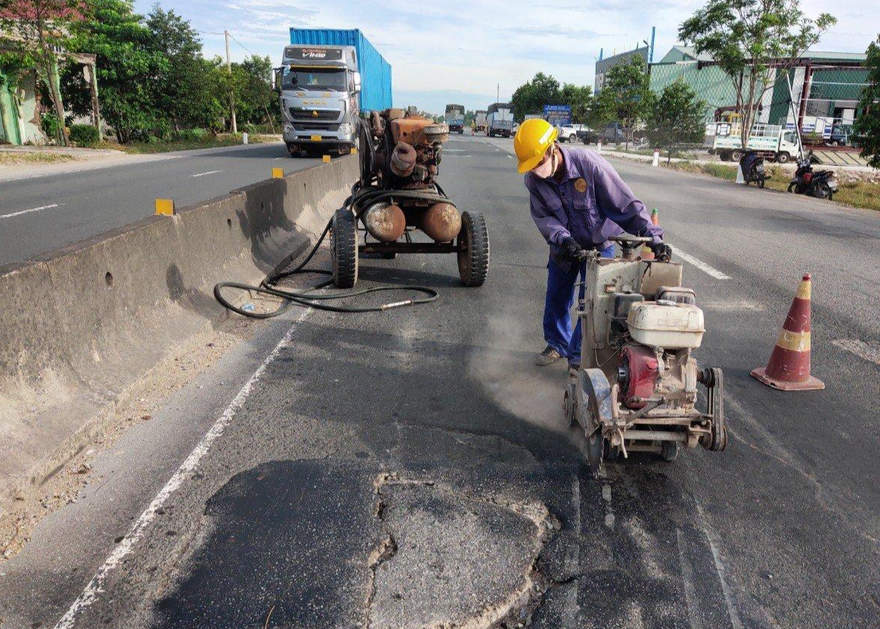 Sửa chữa quốc lộ 'nghìn tỷ' bị hư hỏng, bong tróc 