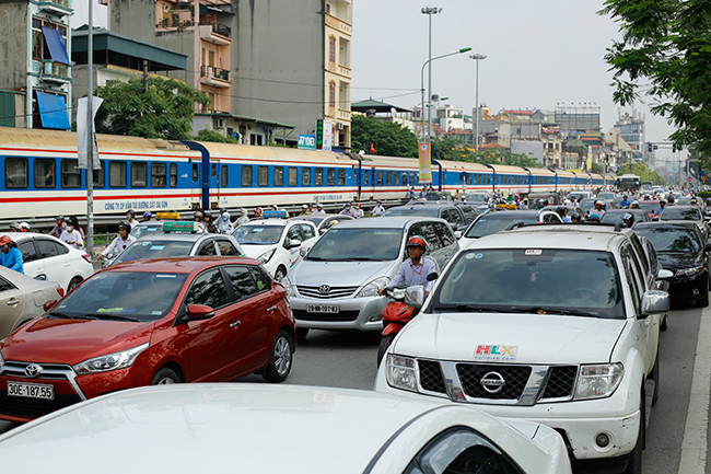Tàu hỏa đâm xe ba gác, ùn tắc giao thông đầu giờ sáng