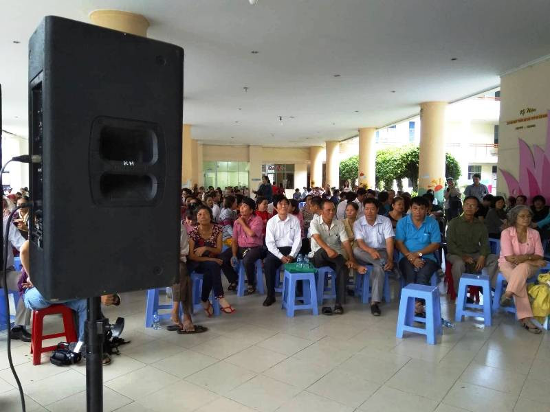 Cử tri không được vào phòng hội nghị được bố trí loa để ngồi nghe bên ngoài.